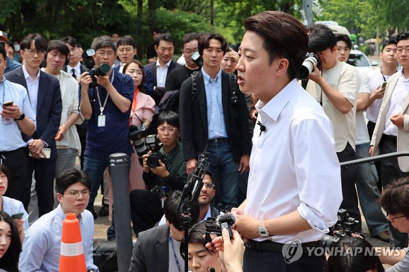 취재진 질문에 답하는 이준석 후보 (출처=연합뉴스)