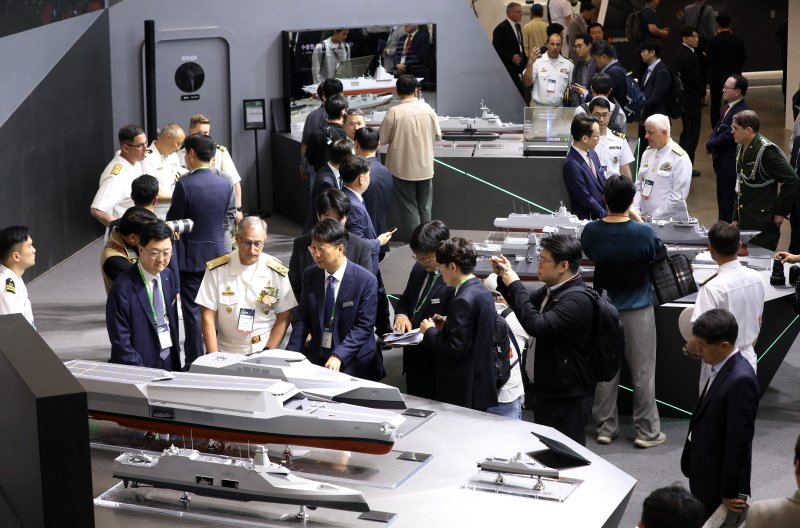 28일 부산 해운대구 벡스코 제1전시장메이저 바카라사이트 주사위 열린 '2025 메이저 바카라사이트 주사위해양방위산업전(MADEX)'에서 참가자들이 HD현대중공업 부스를 찾아 미래형 무인전력모함 등을 살펴보고 있다. 2025.5.28/뉴스1 ⓒ News1 윤일지 기자