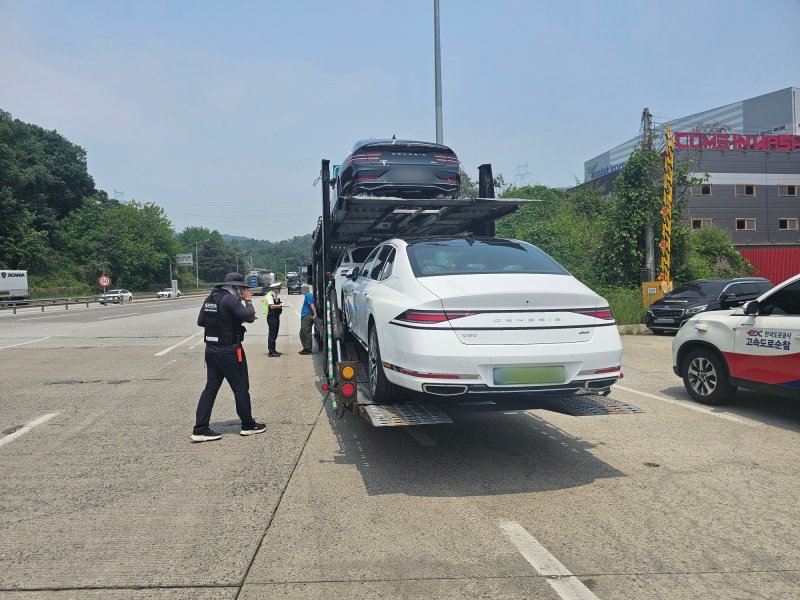 [용인=뉴시스] 양효원기자 = 28일 오전 경기 용인시 양지톨게이트에서 경기남부경찰청 고속도로순찰대가 바카라사이트 승리바카라 소울카지노 법규 위반을 단속하고 있다. 2025.5.28. hyo@newsis.com *재판매 및 DB 금지