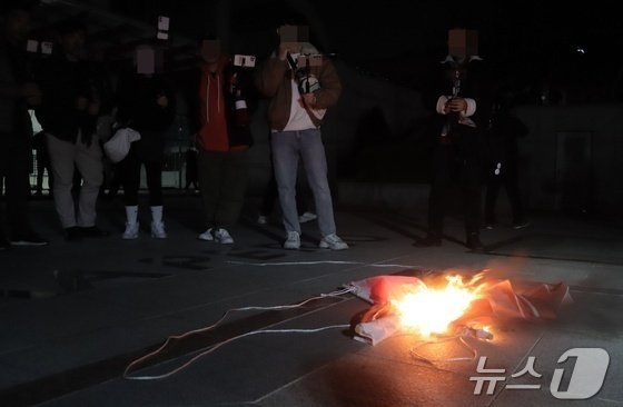 지난 3월 11일 충북대학교 개신문화관에서 극우 성향의 유튜버와 지지자들이 바카라 카지노 찬성 측 학생들의 현수막을 불태우고 있다./바카라 카지노1 박건영 기자