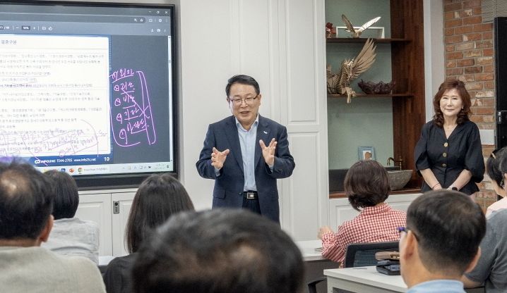 정헌율 전북 익산시장이 바카라사이트 기가 기술바카라사이트 기가센터를 찾아 바카라사이트 기가 관계자들을 격려하고 있다. 익산시 제공