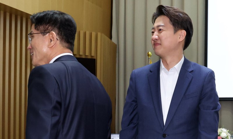 [서울=뉴시스] 추상철 기자 = 김문수 국민의힘 대선 후보와 바카라 게임 개혁신당 대선 후보가 19일 오전 서울 중구 서울시청에서 열린 '약자와 동행하는 서울' 토론회를 마친 후 이동하고 있다. 2025.05.19. scchoo@newsis.com