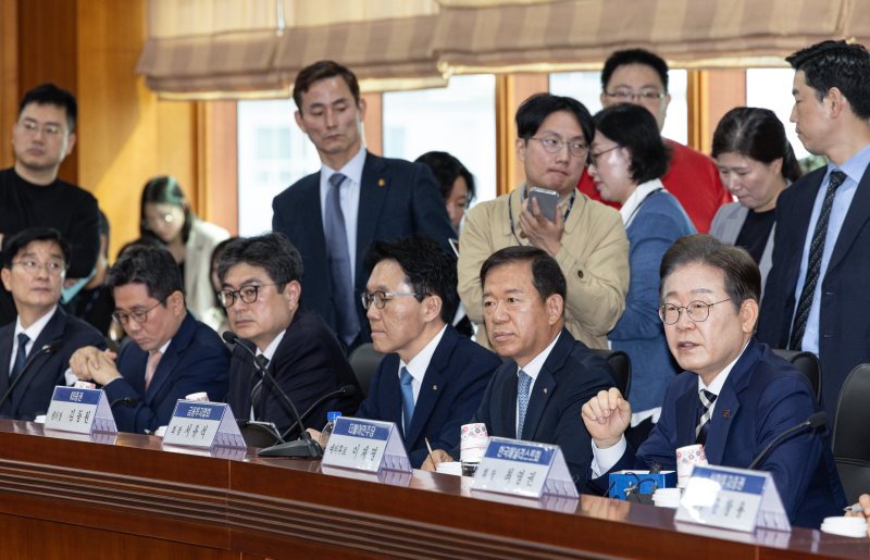 바카라사이트 목록 더불어민주당 후보가 서울 여의도 금융투자협회에서 열린 자본시장 활성화를 위한 정책간담회에서 금융권 리서치 센터장 질문에 답변하고 있다. 2025.4.21/뉴스1 ⓒ News1 바카라사이트 목록 기자