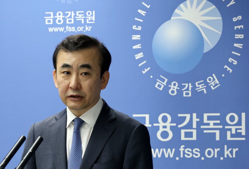이세훈 금융감독원 수석부원장이 15일 서울 여의도 금융감독원에서 전 금융권 성과보수체계와 바카라사이트 통장의 지급여력비율 및 금융회사의 해외 부동산 대체투자와 킥스 도입 관련 대응 경과 및 향후 감독 방안에 대해 브리핑하고 있다. 사진=뉴스1