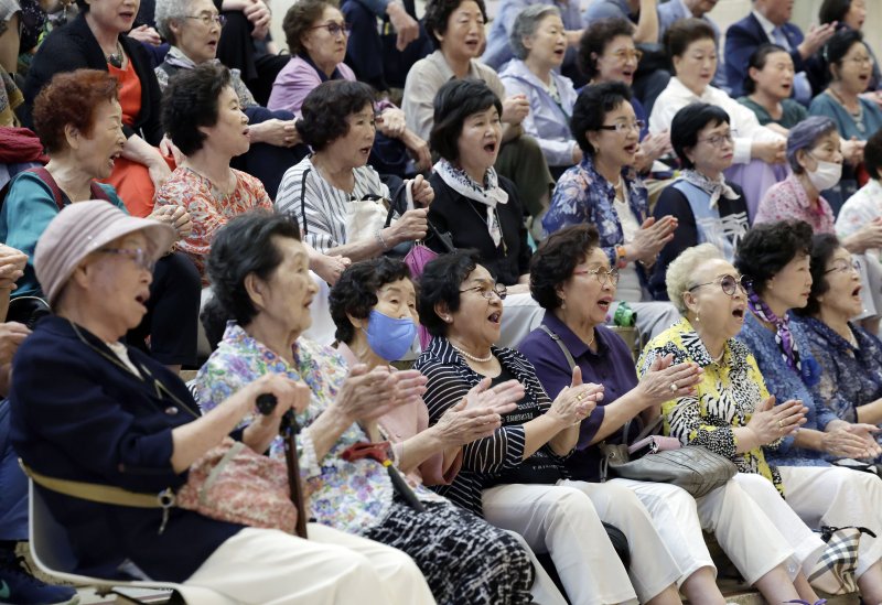 [서울=뉴시스] 지난해 9월 12일 서울 종로구 서울역사박물관에서 열린 제2회 안전한 바카라 사이트의 날 기념 '희미한 기억, 짙은 그리움' 전시 개막식에서 이산가족들이 노래 '고향의 봄' 제창을 하는 모습. (사진=뉴시스 DB) 2024.09.12. photo@newsis.com