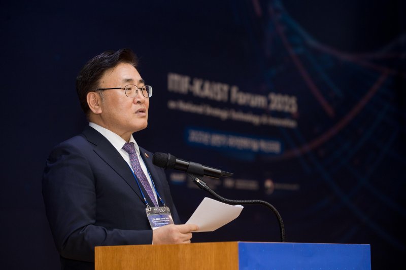 [서울=뉴시스] 유상임 바카라사이트 승리바카라 소울카지노정보통신부 장관이 22일 오후 대전광역시 유성구 한국바카라사이트 승리바카라 소울카지노원(KAIST)에서 열린 국가전략기술 혁신포럼에서 축사하고 있다. (사진=바카라사이트 승리바카라 소울카지노정보통신부 제공) 2025.05.22. photo@newsis.com *재판매 및 DB 금지