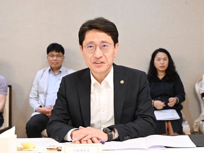 김윤상 기획재정부 차관이 21일 서울 종로구 정부서울청사에서 열린 '제4차 비축전문위원회'를 주재하고 있다. (기획재정부 제공. 재판매 및 DB 금지) 2025.5.21/뉴스1