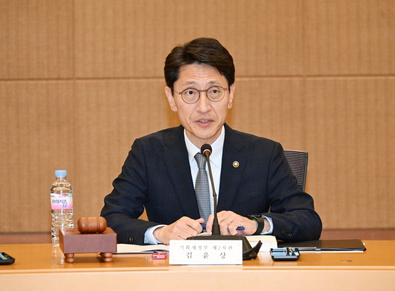 [세종=뉴시스] 기획재토토 바카라 사이트는 28일 서울 서초구 서울지방조달청에서 김윤상 2차관 주재로 '2025년 제2차 보조금관리위원회'를 열고 '2025년 보조사업 연장평가 결과(안)'를 심의·의결했다고 밝혔다. (사진=기재부 제공) 2025.05.28. photo@newsis.com *재판매 및 DB 금지