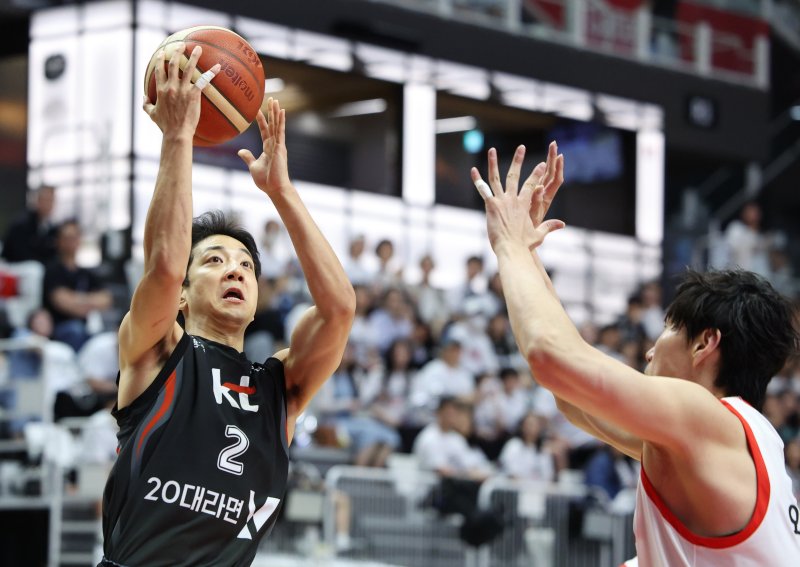 [수원=뉴시스] 김금보 기자 = 27일 오후 경기 수원시 권선구 KT소닉붐아레나에서 열린 2024~2025 메이저 바카라 사이트 4강 플레이오프 수원KT와 서울SK의 3차전, 3쿼터 KT 허훈이 슛을 시도하고 있다. 2025.04.27. kgb@newsis.com