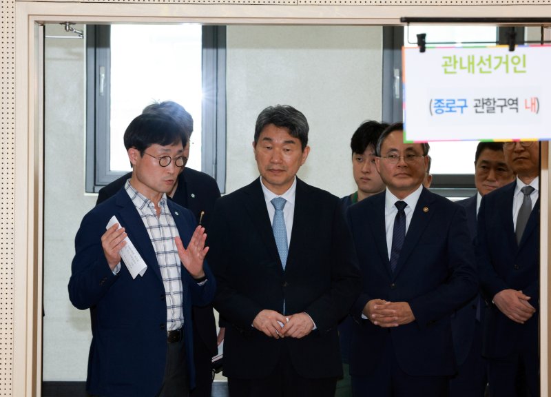 [서울=온라인 바카라] 고범준 기자 = 이주호 대통령 권한대행 부총리 겸 교육부 장관이 28일 서울 종로구 종로1,2,3,4가동 주민센터 온라인 바카라를 찾아 관계자로부터 선거추진상황 보고를 받고 있다. 2025.05.28. bjko@newsis.com