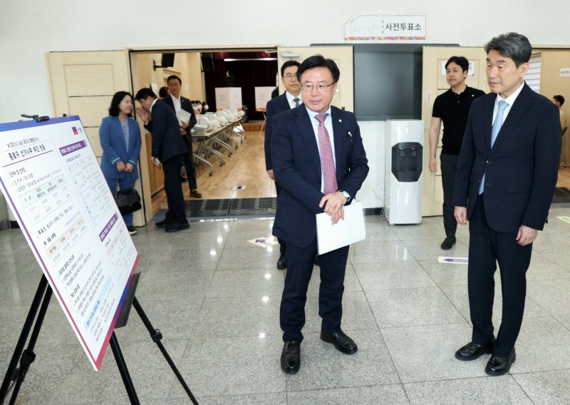 [서울=온라인 바카라] 고범준 기자 = 이주호 대통령 권한대행 부총리 겸 교육부 장관이 28일 서울 종로구 종로1,2,3,4가동 주민센터 온라인 바카라를 찾아 관계자로부터 선거추진상황 보고를 받고 있다. 2025.05.28. bjko@newsis.com