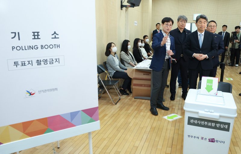 [서울=온라인 바카라] 고범준 기자 = 이주호 대통령 권한대행 부총리 겸 교육부 장관이 28일 서울 종로구 종로1,2,3,4가동 주민센터 온라인 바카라를 찾아 사전투표 모의시험 진행상황을 점검하고 있다. 2025.05.28. bjko@newsis.com