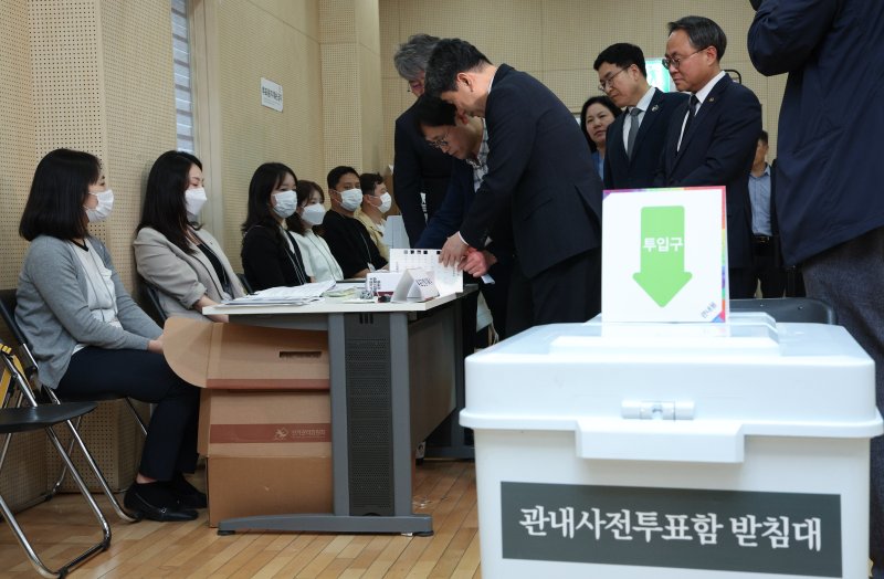 [서울=온라인 바카라] 고범준 기자 = 이주호 대통령 권한대행 부총리 겸 교육부 장관이 28일 서울 종로구 종로1,2,3,4가동 주민센터 온라인 바카라를 찾아 사전투표 모의시험 진행상황을 점검하고 있다. 2025.05.28. bjko@newsis.com