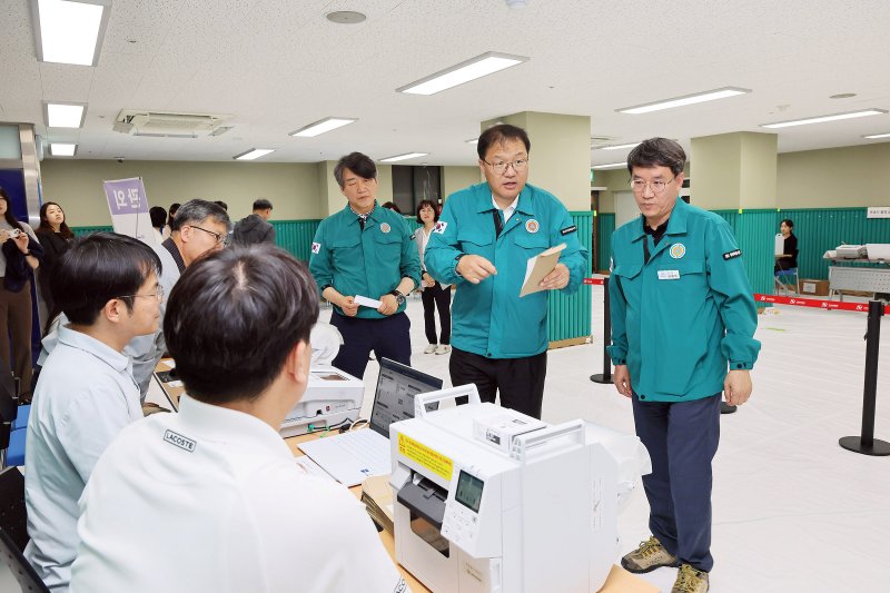 [창원=뉴시스] 강경국 기자 = 장금용 경남 창원시장 권한대행이 제21대 대통령선거 사전투표일을 하루 앞둔 28일 사전바카라사이트 승리바카라 소울카지노를 점검하고 있다. (사진=창원시청 제공). 2025.05.28. photo@newsis.com *재판매 및 DB 금지