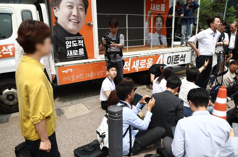 이준석 개혁신당 대통령 후보가 28일 서울 영등포구 여의도공원에서 유세를 마치고 취재진 질의에 답변하고 있는 가운데 한 시민이 이 후보가 전날 사설 바카라회에서 여성 신체를 묘사하며 젓가락 발언을 한 것에 대해 항의하고 있다. 2025.5.28/사설 바카라1 ⓒ News1 김민지 기자