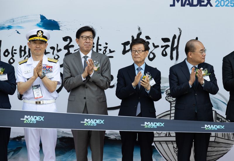 양용모 해군 참모총장, 박형준 부산시장, 윤진식 한국무역협회 회장(왼쪽부터) 등 관계자들이 부산 해운대구 벡스코에서 한국무역협회, 대한민국 해군, 대한민국해군협회와 공동으로 개최한 '국제해양방위산업전(MADEX) 2025' 개막식에서 기념 사진을 찍고 있다. 무협 제공
