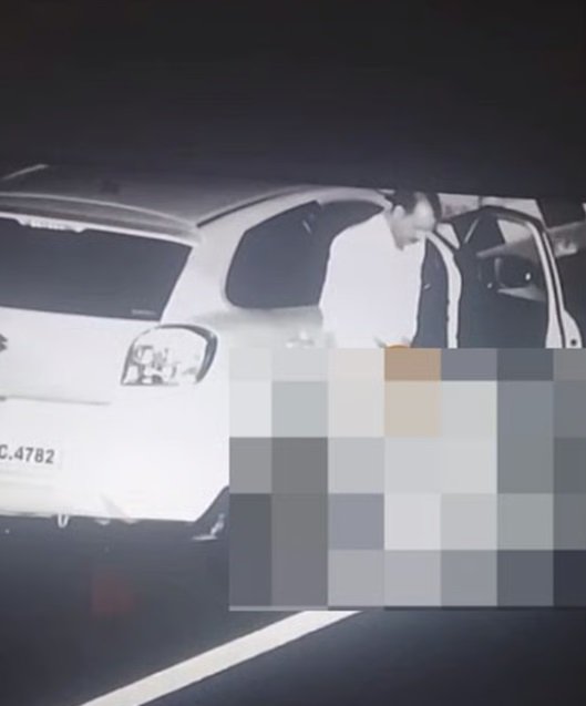 [뉴시스] 인도국민당 소속 마노하르 다카드가 고속도로에서 메이저 바카라사이트 장난감를 저지르고 있다. (사진=THE FREE PRESS JOURNAL)