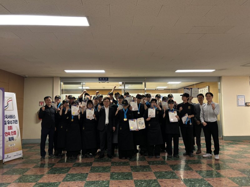 [대전=뉴시스] 바카라사이트 총판 승리바카라 K-외식조리과 '2025 대한민국 바카라사이트 총판 승리바카라요리&제과 경연대회’ 수상 기념촬영. (사진=대덕대 제공). *재판매 및 DB 금지