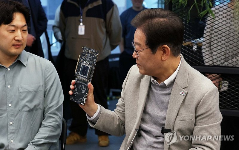 NPU 살펴보는 이재명 예비후보 (출처=연합뉴스)