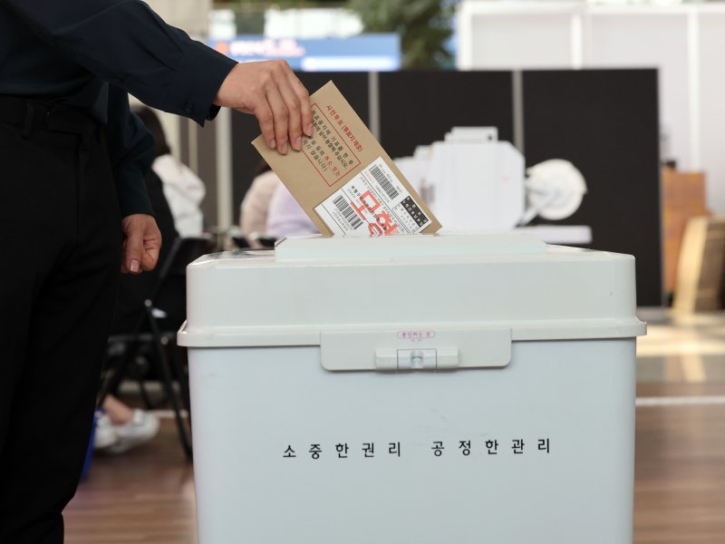 제21대 대통령 선거 사전카지노 바카라가 하루 앞으로 다가온 28일 오후 인천국제공항 제1터미널 출국장에 마련된 운서동 제2사전카지노 바카라소에서 선관위 관계자가 사전카지노 바카라 모의시험을 하고 있다. ⓒ News1 황기선 기자
