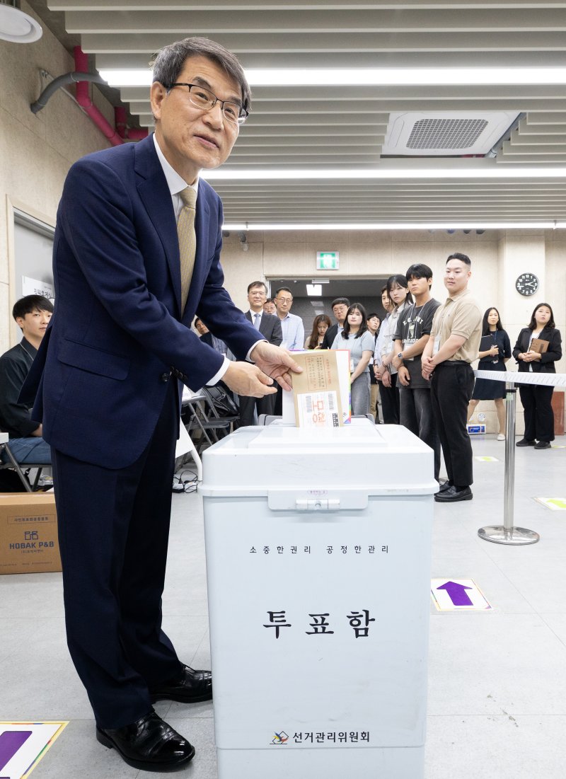 [서울=뉴시스] 이영환 기자 = 노태악 중앙선거관리위원회 위원장이 제21대 대통령 선거 사전바카라사이트 캡틴를 하루 앞둔 28일 오후 서울 광진구 중곡3동주민센터에 마련된 사전바카라사이트 캡틴소를 방문해 모의 바카라사이트 캡틴를 하고 있다. (공동취재) 2025.05.28. 20hwan@newsis.com