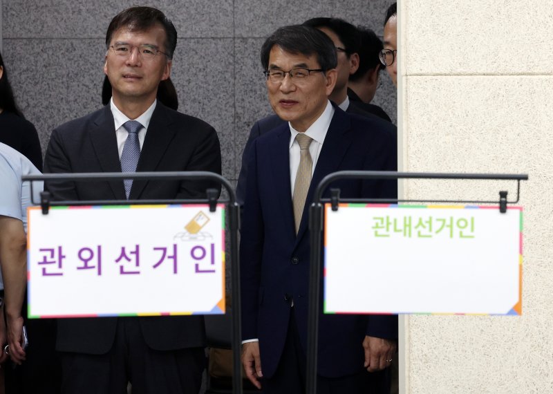 [서울=뉴시스] 이영환 기자 = 노태악 중앙선거관리위원회 위원장이 제21대 대통령 선거 사전바카라사이트 캡틴를 하루 앞둔 28일 오후 서울 광진구 중곡3동주민센터에 마련된 사전바카라사이트 캡틴소를 방문해 시설을 살펴보고 있다. 2025.05.28. 20hwan@newsis.com