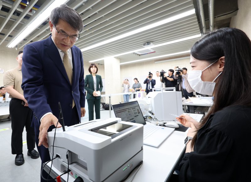 [서울=뉴시스] 이영환 기자 = 노태악 중앙선거관리위원회 위원장이 제21대 대통령 선거 사전바카라사이트 캡틴를 하루 앞둔 28일 오후 서울 광진구 중곡3동주민센터에 마련된 사전바카라사이트 캡틴소를 방문해 모의 바카라사이트 캡틴를 하고 있다. 2025.05.28. 20hwan@newsis.com
