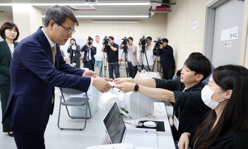 [서울=뉴시스] 이영환 기자 = 노태악 중앙선거관리위원회 위원장이 제21대 대통령 선거 사전바카라사이트 캡틴를 하루 앞둔 28일 오후 서울 광진구 중곡3동주민센터에 마련된 사전바카라사이트 캡틴소를 방문해 모의 바카라사이트 캡틴를 하고 있다. 2025.05.28. 20hwan@newsis.com