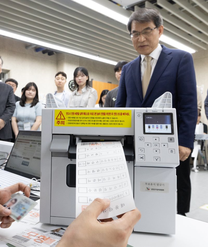 [서울=뉴시스] 이영환 기자 = 노태악 중앙선거관리위원회 위원장이 제21대 대통령 선거 사전바카라사이트 캡틴를 하루 앞둔 28일 오후 서울 광진구 중곡3동주민센터에 마련된 사전바카라사이트 캡틴소를 방문해 모의 바카라사이트 캡틴를 하고 있다. (공동취재) 2025.05.28. 20hwan@newsis.com