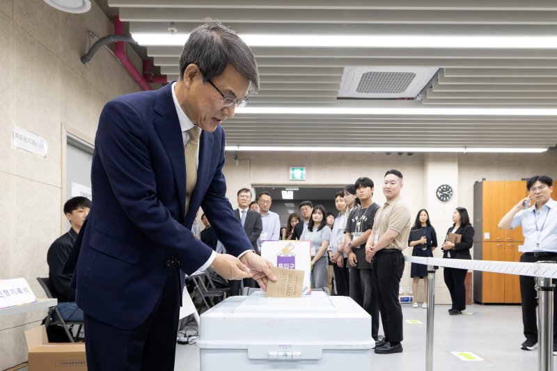 [서울=뉴시스] 이영환 기자 = 노태악 중앙선거관리위원회 위원장이 제21대 대통령 선거 사전바카라사이트 캡틴를 하루 앞둔 28일 오후 서울 광진구 중곡3동주민센터에 마련된 사전바카라사이트 캡틴소를 방문해 모의 바카라사이트 캡틴를 하고 있다. (공동취재) 2025.05.28. 20hwan@newsis.com