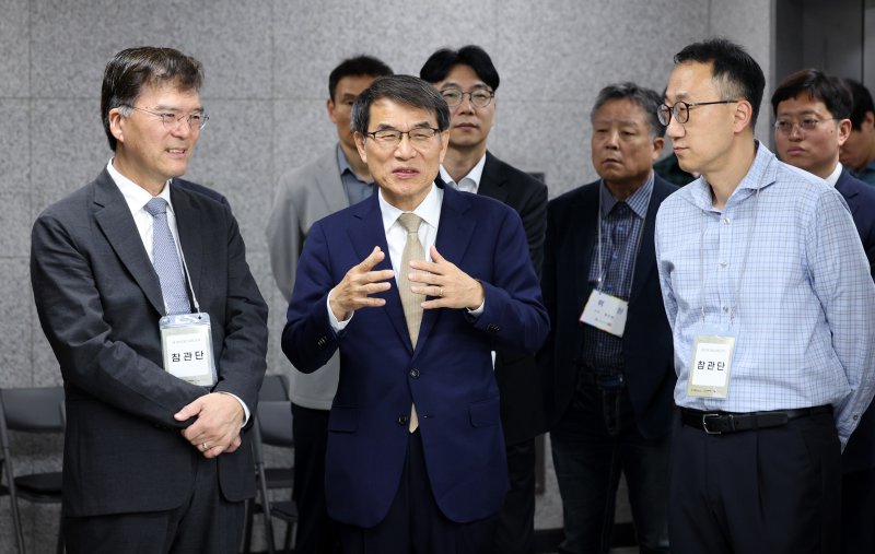 [서울=뉴시스] 이영환 기자 = 노태악 중앙선거관리위원회 위원장이 제21대 대통령 선거 사전바카라사이트 캡틴를 하루 앞둔 28일 오후 서울 광진구 중곡3동주민센터에 마련된 사전바카라사이트 캡틴소를 방문해 참관단과 대화를 하고 있다. 2025.05.28. 20hwan@newsis.com