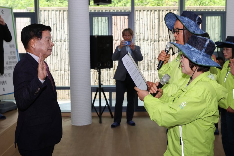 [고성(경남)=뉴시스] 신정철 기자= 경님 가상 바카라은 28일, 사단법인 대한노인회 가상 바카라지회 강당에서 바다사랑지킴이 사업 참여자 및 초청 인사 30여명이 참석한 가운데 '2025년 뉴-KOEN 바다사랑지킴이' 발대식을 개최했다.사진은 사업참여자들이 이상근 고성군수에게 선서를 하고 있는 모습.(사진=고성군 제공).2025.05.28. photo@newsis.com *재판매 및 DB 금지