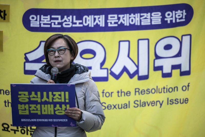 [서울=뉴시스] 정병혁 기자 = 이나영 정의기억연대 이사장이 19일 서울 종로구 옛 일본대사관 앞에서 열린 1692차 일본군성노예제 문제해결을 위한 수요바카라사이트 아벤카지노에서 발언하고 있다. 2025.03.19. jhope@newsis.com