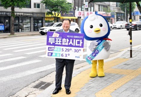 [파주=뉴시스] 김경일 파주시장이 제21대 대통령 선거를 앞두고 28일 시민들의 소중한 안전 바카라사이트권 행사를 독려하기 위한 캠페인을 진행하고 있다. (사진=파주시 제공).photo@newsis.com
