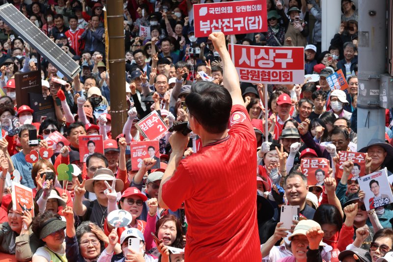 김문수 국민의힘 대선 메이저 바카라사이트 장난감가 28일 부산 서면 쥬디스태화 백화점 앞에서 유세를 하고 있다. (공동취재) 뉴시스