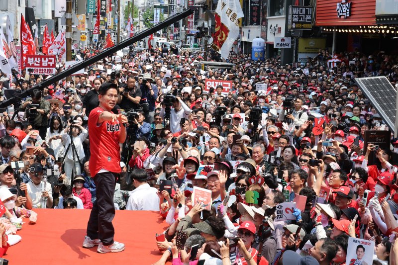 [메이저 바카라사이트 홈런=뉴시스] 고승민 기자 = 김문수 국민의힘 대선 후보가 28일 메이저 바카라사이트 홈런 서면 쥬디스태화 백화점 앞에서 유세를 하고 있다. (공동취재) 2025.05.28. photo@newsis.com