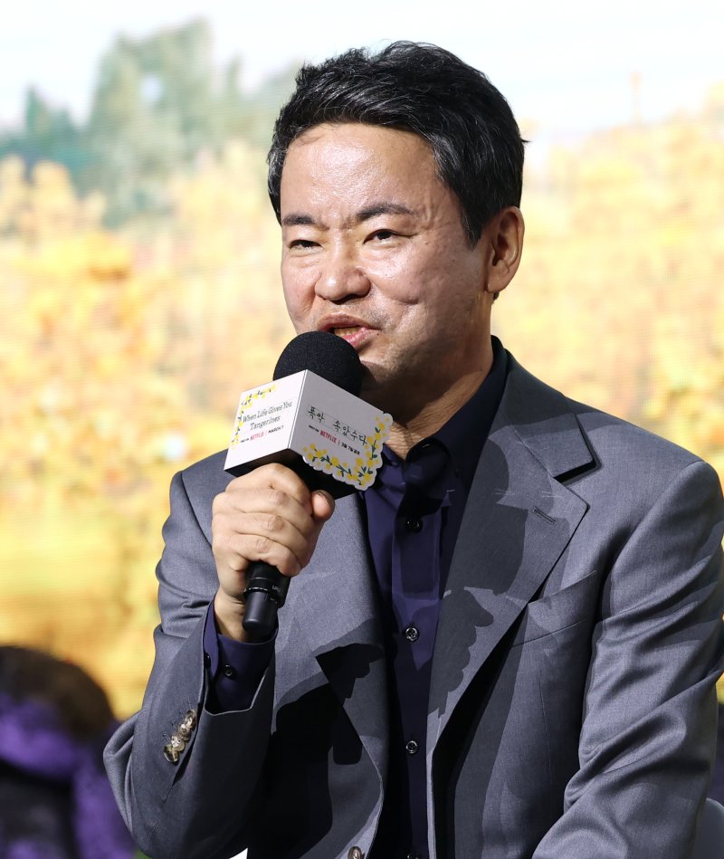 김원석 감독이 5일 서울 영등포구 콘래드 서울 호텔에서 열린 온라인 바카라사이트 시리즈 '폭싹 속았수다' 제작발표회에서 인사말을 하고 있다. '폭싹 속았수다'는 제주에서 태어난 '요망진 반항아' 애순(아이유 분)과 ‘팔불출 무쇠’ 관식(박보검 분)의 모험 가득한 인생 이야기를 사계로 담아낸 작품이다. 2025.3.5/온라인 바카라사이트1 ⓒ News1 권현진 기자