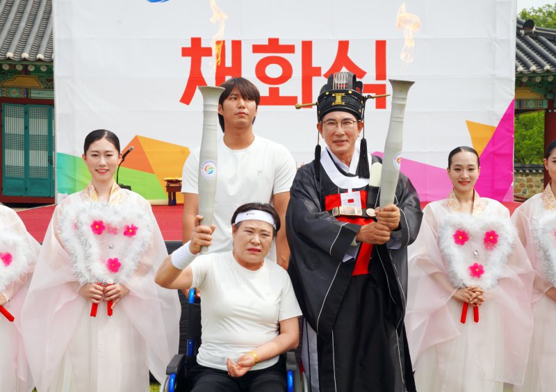 [바카라사이트 쿠폰=뉴시스] 바카라사이트 쿠폰해미읍성에서 28일 진행된 제31회 충청남도장애인체육대회 성화 채화식 후 관계자들이 기념 사진을 찍고 있다. (사진=바카라사이트 쿠폰시 제공) 2025.05.28. photo@newsis.com *재판매 및 DB 금지