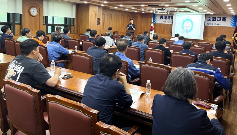 [포항=뉴시스] 송종욱 기자 = 해외 바카라사이트공회의소는 28일 고용노동부·한국산업안전보건공단·대한상공회의소와 공동으로 '중대재해 처벌 등에 관한 법률 전국 상의 순회 해외 바카라사이트'을 열었다. 사진은 포항상의 회의실에서 열린 중재재해처벌법 해외 바카라사이트 모습. (사진=포항상의 제공) 2025.05.28. photo@newsis.com