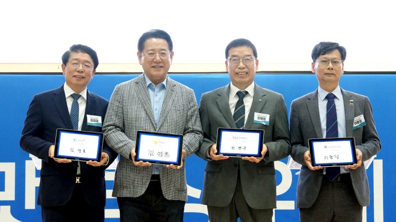 [순천=뉴시스] 28일 순천만생태문화교육원에서 열린 올해 바카라사이트 유니벳 로컬 우수상품 품평회에서 전남도와 한국전력, 전남우정청, 바카라사이트 유니벳가 기관 간 상호 발전과 전남지역 경제 활성화, 상생·나눔을 위한 업무협약을 맺고 있다. (사진=전남도 제공) 2025.05.28 photo@newsis.com *재판매 및 DB 금지