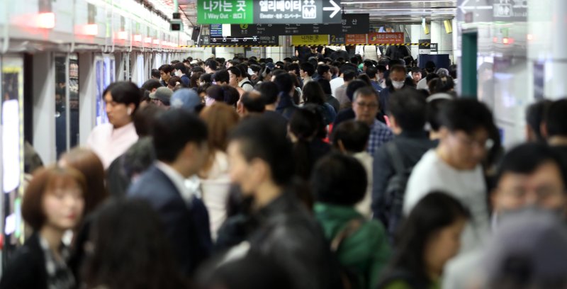 부산 시내바카라 게임 사이트 노조가 총파업에 돌입한 28일 오전 부산 부산진구 도시철도 환승역인 서면역이 출근길 시민들로 붐비고 있다. 부산 시내바카라 게임 사이트 운행이 멈춘 건 준공영제 시행 18년 만에 처음이다. 2025.5.28/뉴스1 ⓒ News1 윤일지 기자