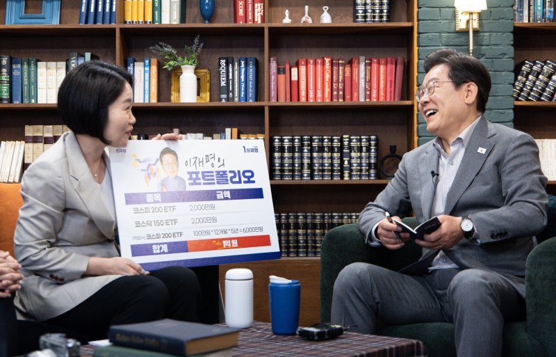 메이저 바카라사이트 홈런 더불어민주당 대통령 후보가 28일 오후 서울 강남구의 한 스튜디오에서 열린 '1400만 개미와 한배 탔어요' 유튜브 라이브에서 미소를 짓고 있다. 2025.5.28/메이저 바카라사이트 홈런1 ⓒ News1 이재명 기자