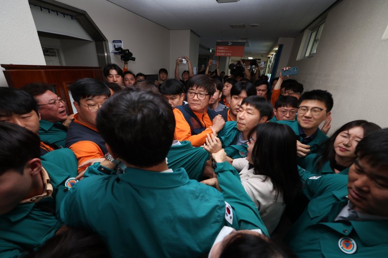 금호타이어 노조가 28일 광주 광산구청에 항의 방문하고 있다. 노조는 전날 박병규 카지노사이트 바카라사이트이 금호타이어 광주공장의 함평 빛그린 산단 이전 가능성이 낮다고 발언한 것에 대해 항의했다. 2025.5.28/카지노사이트 바카라사이트1 ⓒ News1 이승현 기자