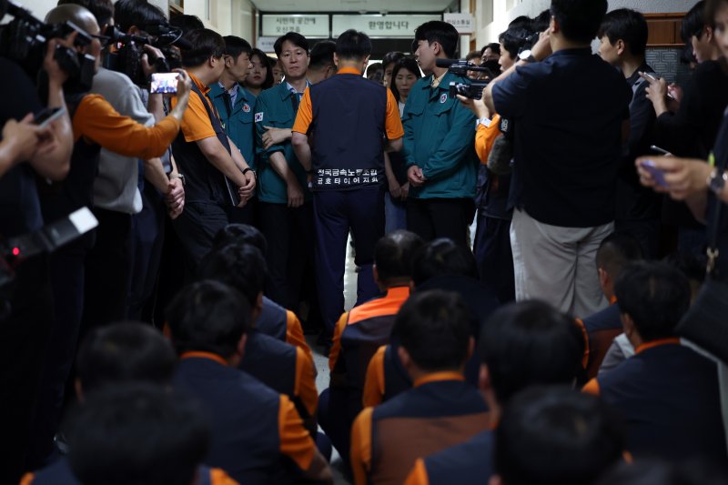 금호타이어 노조가 28일 광주 광산구청에 항의 방문하고 있다. 노조는 전날 박병규 카지노사이트 바카라사이트이 금호타이어 광주공장의 함평 빛그린 산단 이전 가능성이 낮다고 발언한 것에 대해 항의했다. 2025.5.28/카지노사이트 바카라사이트1 ⓒ News1 이승현 기자