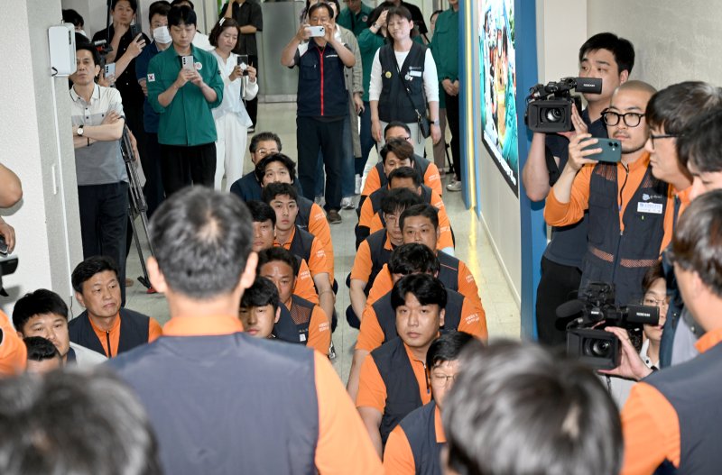 [광주=뉴시스] 김혜인 기자 = 28일 오전 광주 광산구청에서 전국금속노동조합 금호타이어 지회가 박병규 광산구에볼루션 바카라사이트의 '대형 화재에 따른 금호타이어 공장 구조 조정 가능성' 발언에 대해 사과를 요구하며 항의 방문을 하고 있다. 2025.05.28. hyein0342@newsis.com