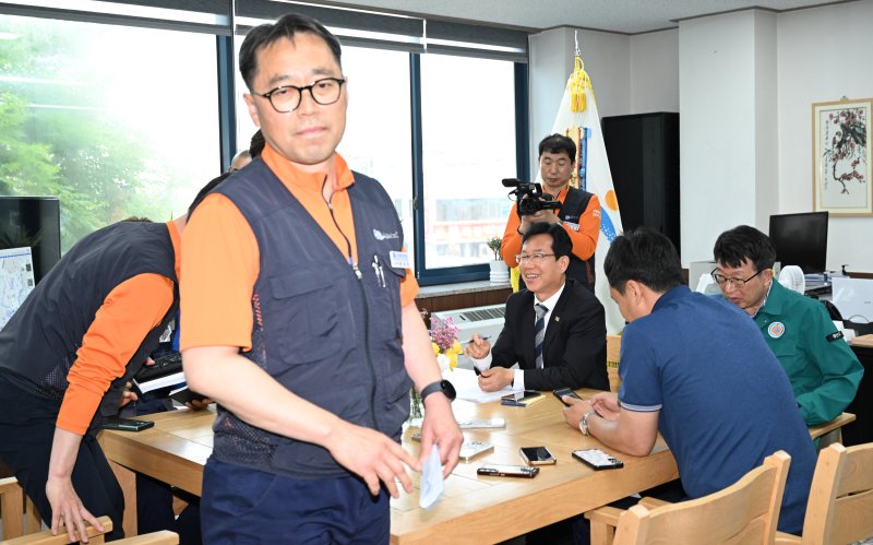[광주=뉴시스] 김혜인 기자 = 28일 오전 광주 광산구청에서 전국금속노동조합 금호타이어 지회가 박병규 광산구에볼루션 바카라사이트에게 '대형 화재에 따른 금호타이어 공장 구조 조정 가능성' 발언에 대해 사과를 요구했지만 받아들여지지 않자 대화를 중단하고 자리를 떠나고 있다. 2025.05.28. hyein0342@newsis.com