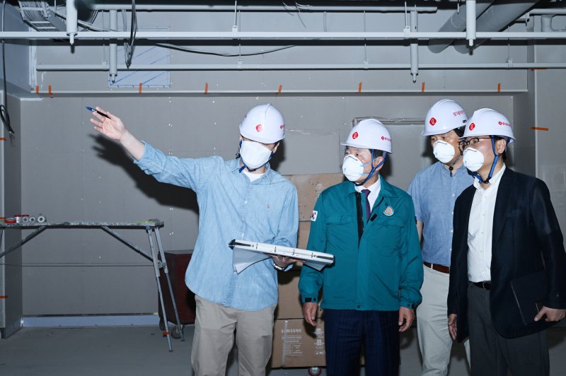 백경현 바카라 온라인장이 재개장을 앞두고 리모델링 공사가 진행되고 있는 구리유통종합시장 내 롯데마트 바카라 온라인을 방문해 점검을 진행하고 있다. (사진=바카라 온라인 제공) photo@newsis.com *재판매 및 DB 금지