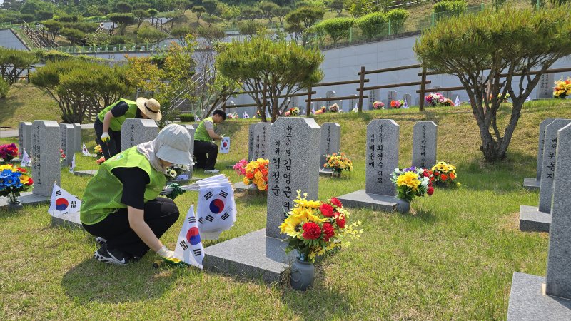 [임실=뉴시스] 28일 전북 임실군 국립임실호국원을 찾은 국민연금라이브 바카라 직원이 6·25 참전용사의 묘역을 찾아 태극기를 꽂고 환경정화 활동을 진행하고 있다. (사진=국민연금라이브 바카라 제공) 2025.05.28. photo@newsis.com *재판매 및 DB 금지