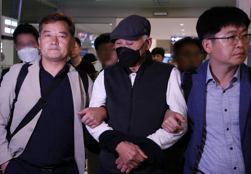 허재호 대주그룹 전 에볼루션 바카라이 27일 오후 뉴질랜드에서 구인돼 인천공항으로 송환되고 있다. 허 전 에볼루션 바카라은 특정범죄 가중처벌 등에 관한 법률 위반(조세) 혐의로 기소됐다. 2025.5.27/뉴스1 ⓒ News1 김명섭 기자