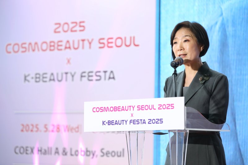 오영주 중소벤처바카라 꽁 머니부 장관이 28일 서울 강남구 코엑스에서 열린 '2025 코스모바카라 꽁 머니서울 X k-바카라 꽁 머니페스타'에서 개회사를 하고 있다. 중기부 제공